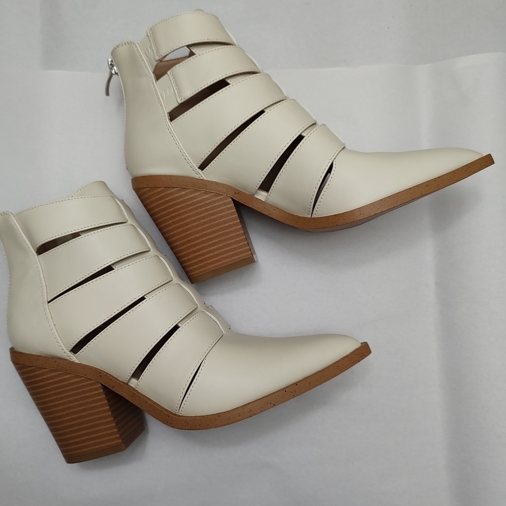 JustFab Mirabella Strappy Stacked Heel Zip Back Sandals In Cream Sz 6.5